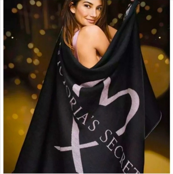 PINK Victoria's Secret Other - NWT Victoria’s Secret Pink Heart Black Throw Blanket